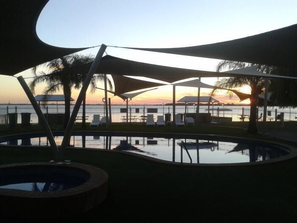 Lake Edge Resort