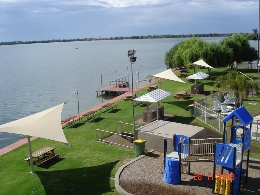 Lake Edge Resort