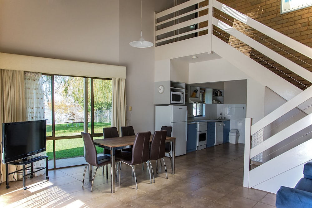 Private kitchen, Lake Edge Resort