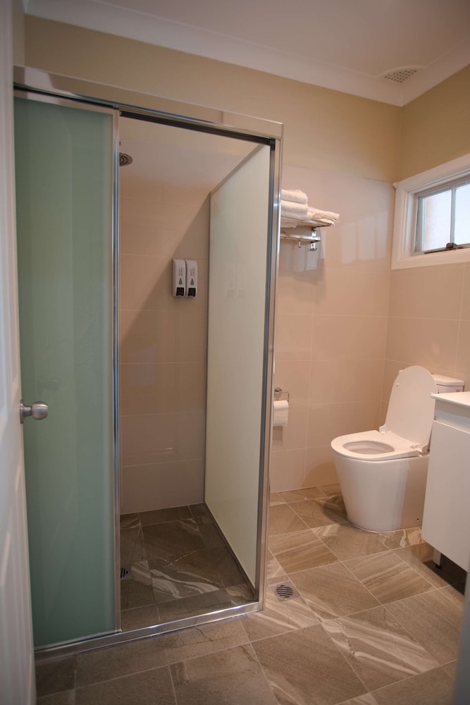 Bathroom shower, Poplars at Mittagong