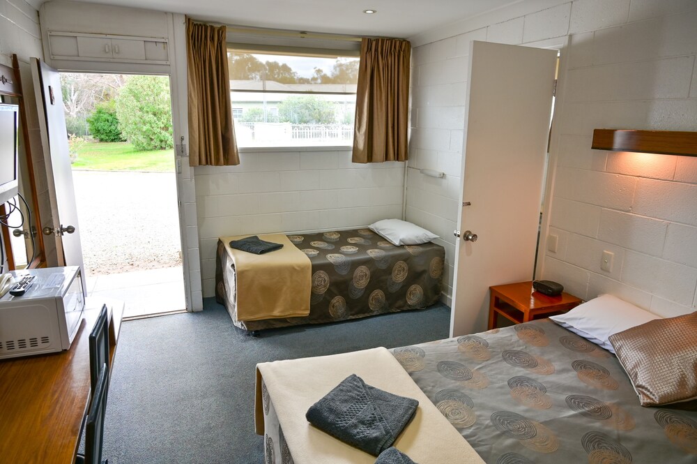 Byer Fountain Motor Inn, Holbrook