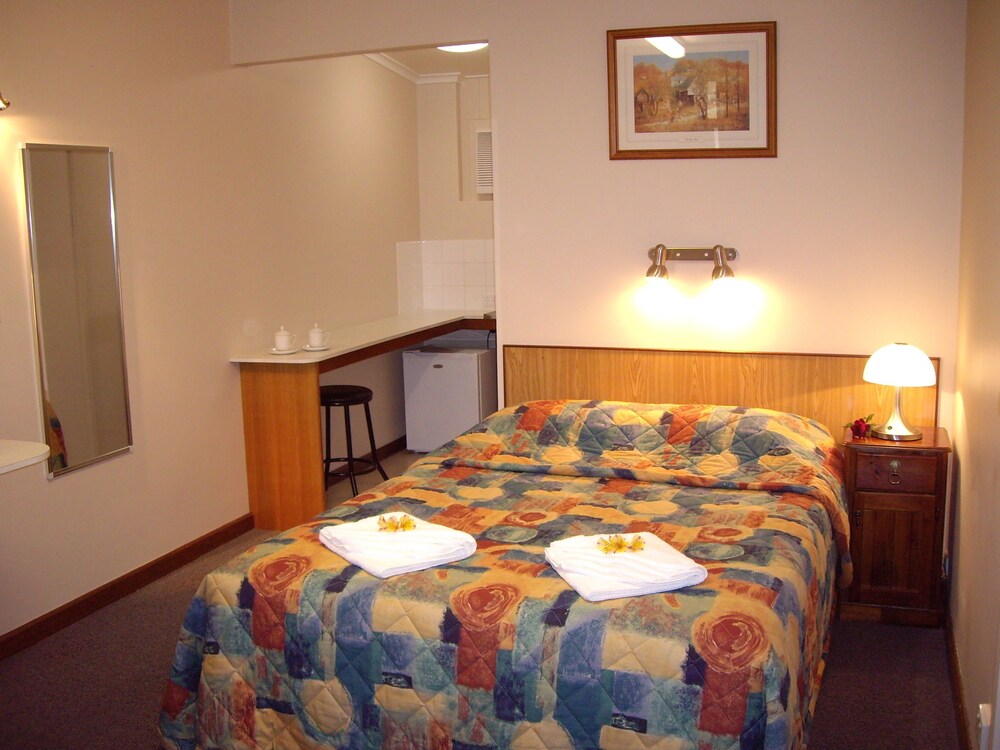 Golden Chain Tower Motor Inn