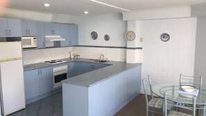 Full-size fridge, microwave, oven, stovetop