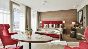 Roupas de cama premium, cofres nos quartos, escrivaninha