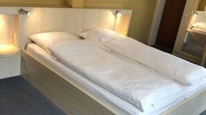 Schreibtisch, Verdunkelungsvorhänge, schallisolierte Zimmer