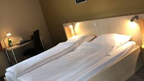 Schreibtisch, Verdunkelungsvorhänge, schallisolierte Zimmer