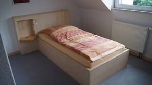 Schreibtisch, Verdunkelungsvorhänge, schallisolierte Zimmer
