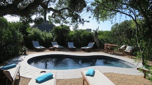 2 outdoor pools, pool loungers