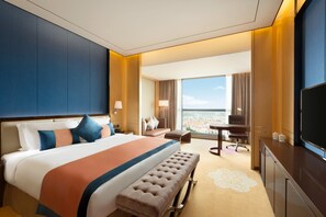 Business Room, 1 King Bed, Smoking | Hypo-allergenic bedding, minibar, in-room safe, desk