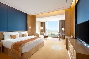 Hypo-allergenic bedding, minibar, in-room safe, desk
