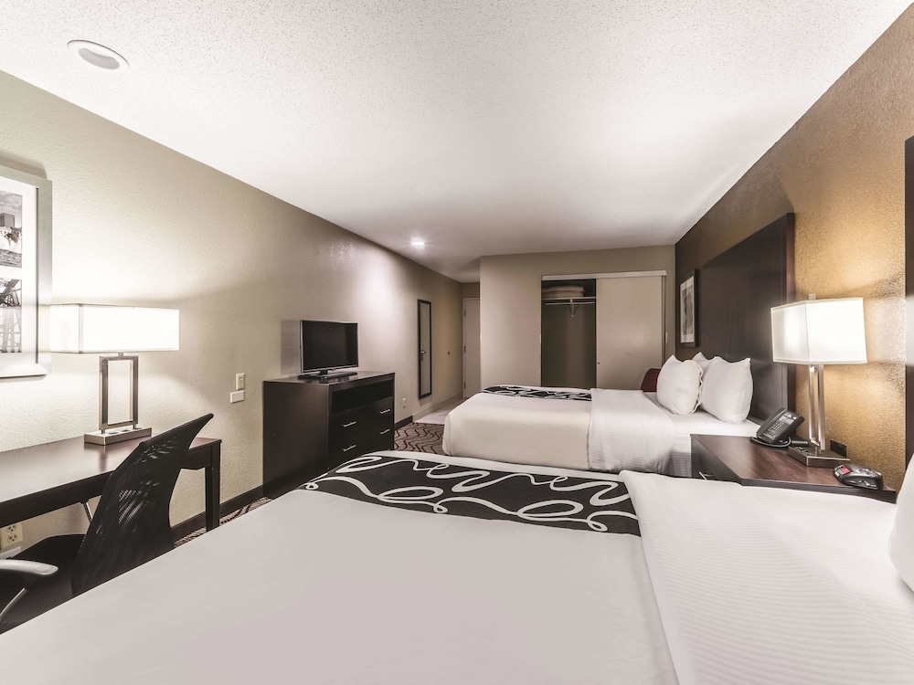 Room, La Quinta Inn & Suites by Wyndham Collinsville - St. Louis