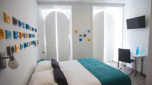 Premium bedding, desk, iron/ironing board, free cots/infant beds