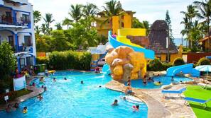 Una piscina al aire libre, tumbonas