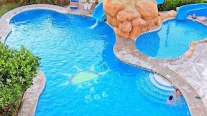 Una piscina al aire libre, tumbonas