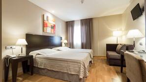 Ropa de cama de alta calidad, caja fuerte, escritorio y cortinas opacas
