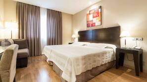 Ropa de cama de alta calidad, caja fuerte, escritorio y cortinas opacas