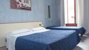 Con stile personalizzato, con arredamento individuale, una scrivania
