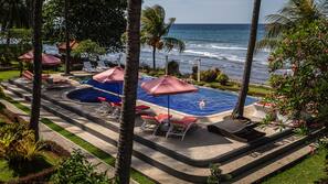 2 kolam renang outdoor, dengan payung kolam renang