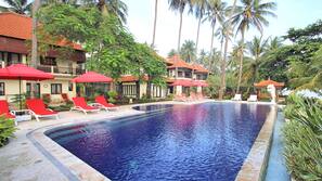 2 kolam renang outdoor, dengan payung kolam renang