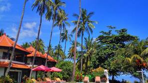 2 kolam renang outdoor, dengan payung kolam renang