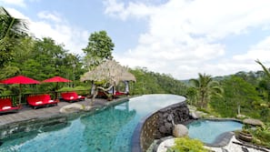 4 kolam renang outdoor, dengan payung kolam renang dan kursi berjemur