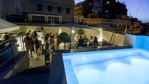 Una piscina al aire libre de temporada