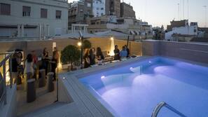 Una piscina al aire libre de temporada