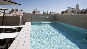 Una piscina al aire libre de temporada