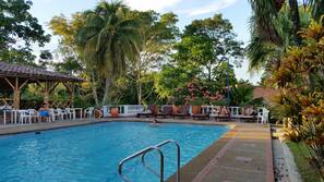 Una piscina al aire libre