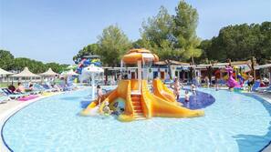 2 Außenpools, Schwimmbecken, Sonnenschirme, Liegestühle