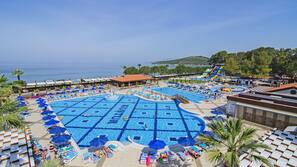 2 Außenpools, Schwimmbecken, Sonnenschirme, Liegestühle