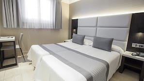 Een minibar met enkele gratis items, een kluis op de kamer, een bureau