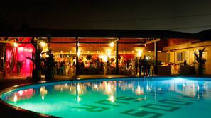 Una piscina al aire libre, sombrillas