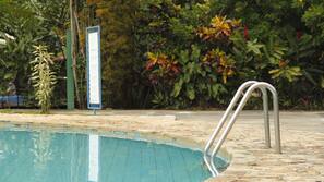 Una piscina al aire libre, sombrillas