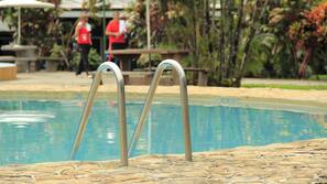 Una piscina al aire libre, sombrillas