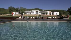 2 piscinas al aire libre
