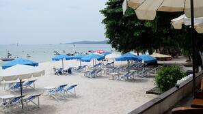 Am Strand, Liegestühle, Sonnenschirme, Strandtücher