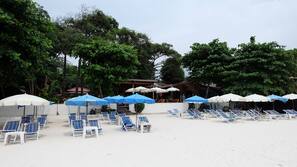 Am Strand, Liegestühle, Sonnenschirme, Strandtücher