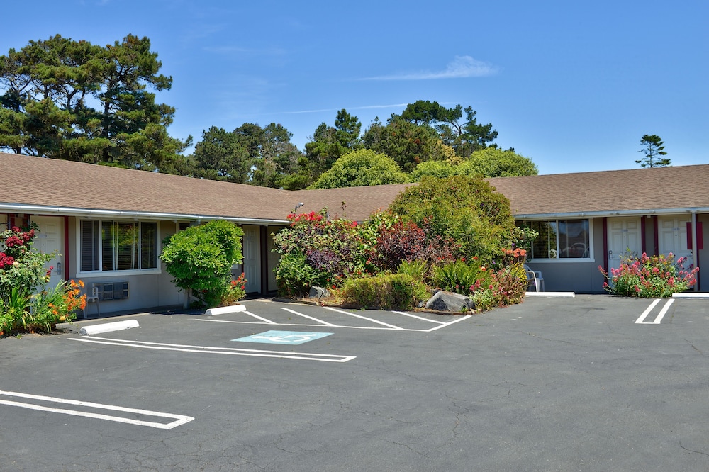 Parking, Surf Motel and Gardens