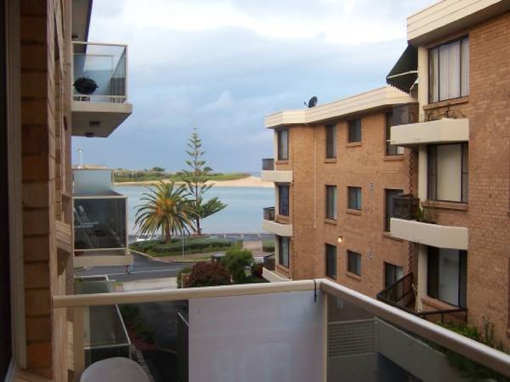 Pacific Court 8