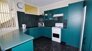 Full-sized fridge, microwave, oven, hob