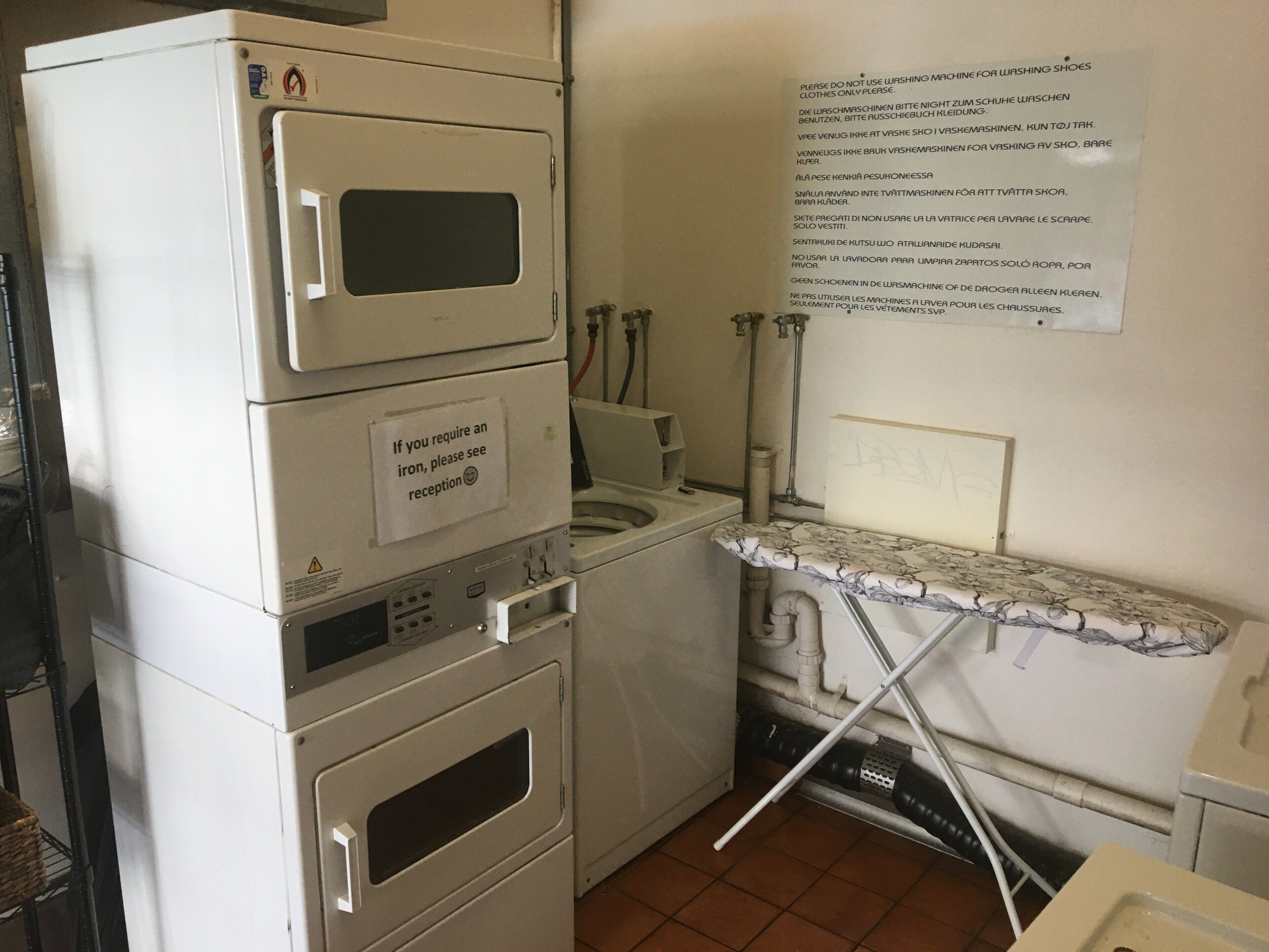 Youth Shack Backpackers - Hostel