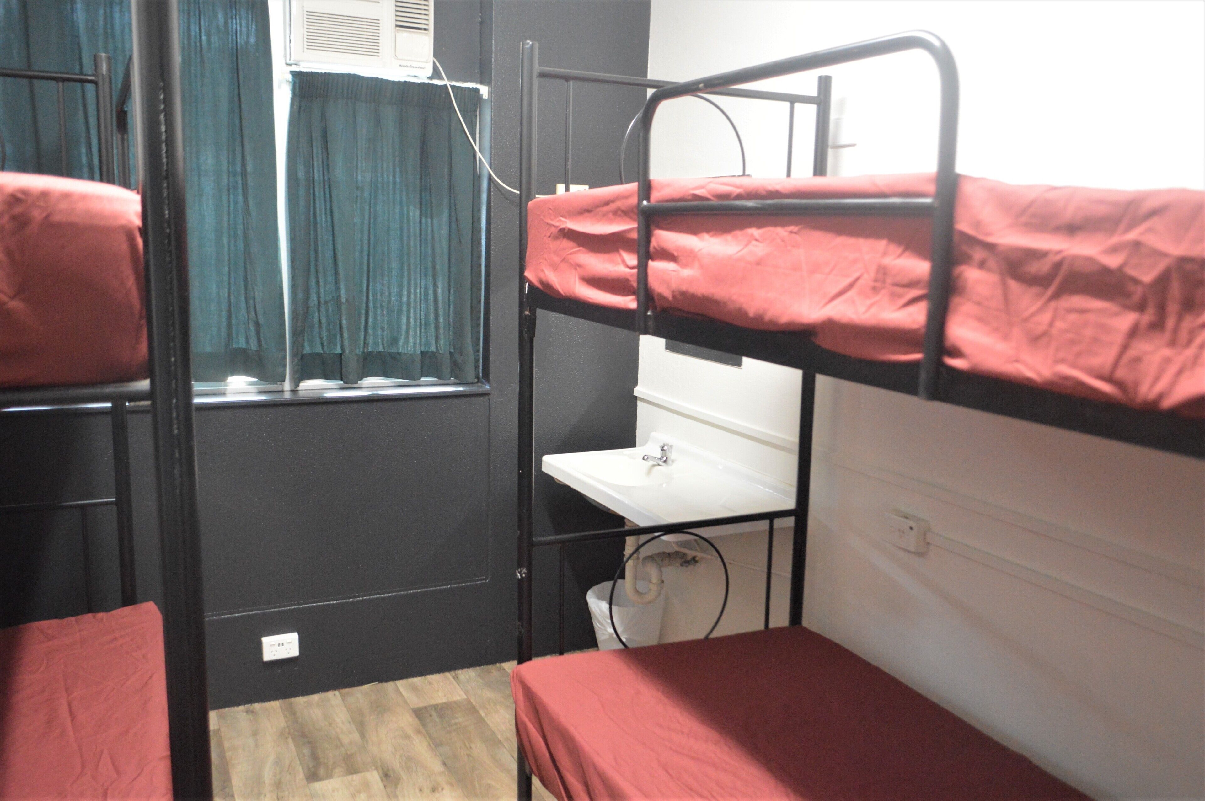 Youth Shack Backpackers - Hostel