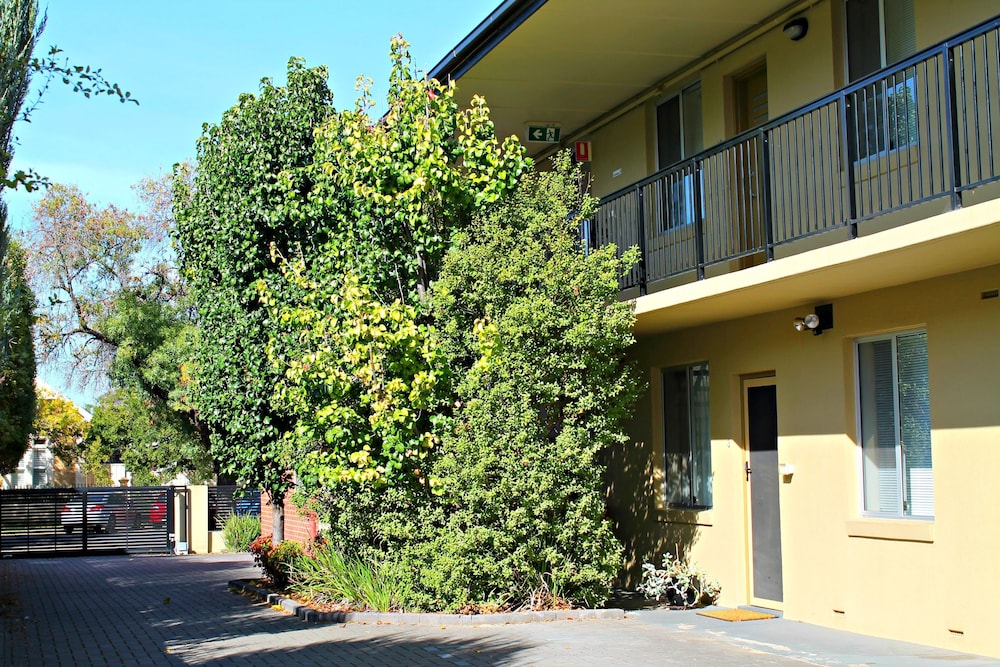 Adelaide Dresscircle Apartments Childers Street