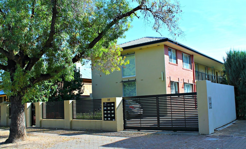 Adelaide Dresscircle Apartments Childers Street