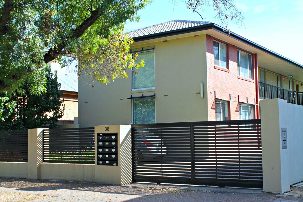 Adelaide Dresscircle Apartments Childers Street