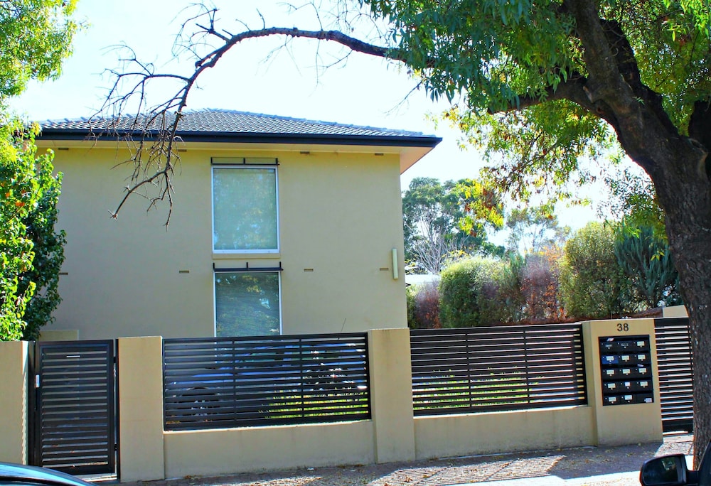 Adelaide Dresscircle Apartments Childers Street