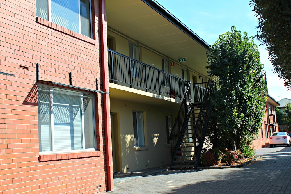 Adelaide Dresscircle Apartments Childers Street