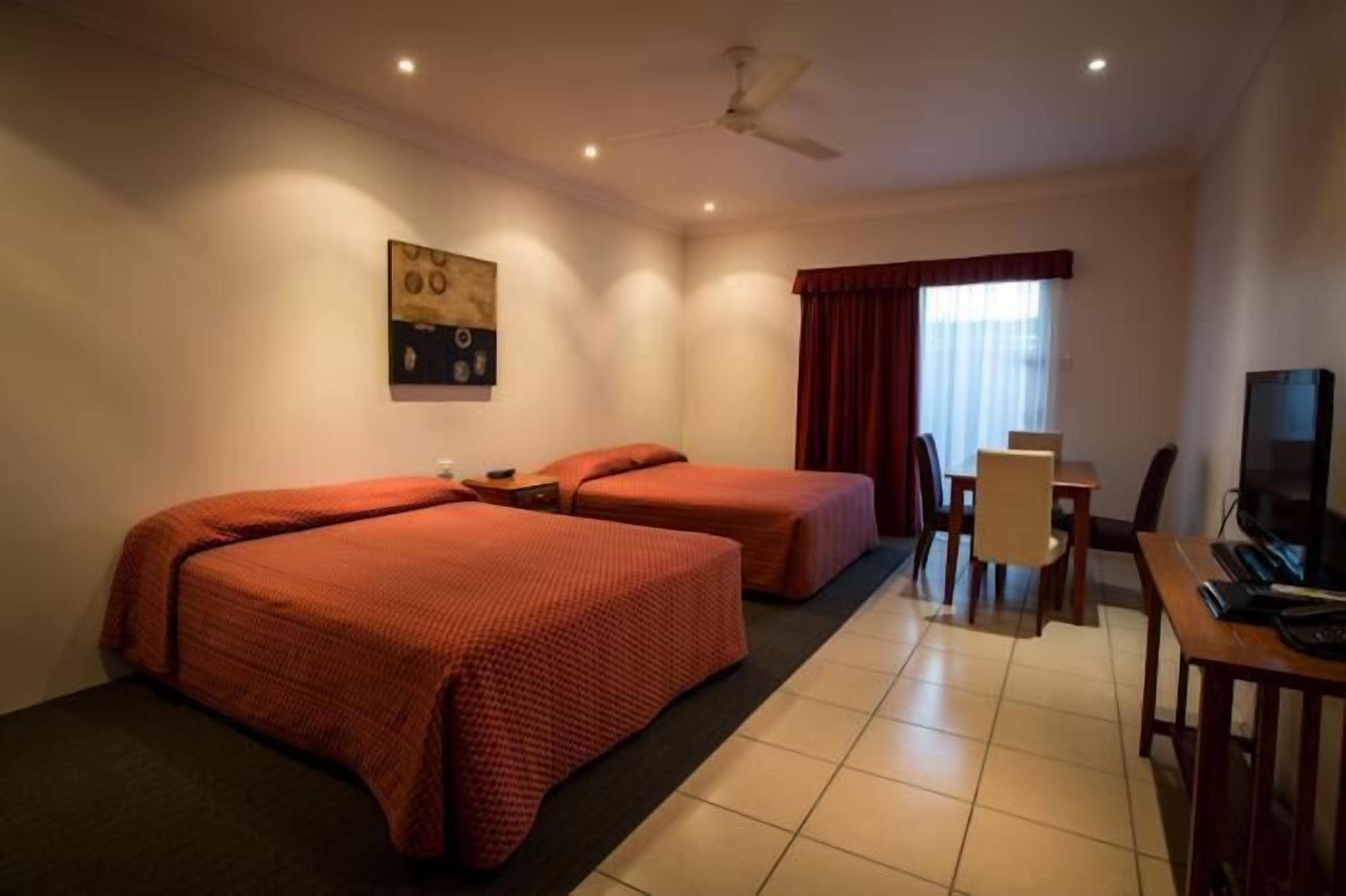 Emerald Gardens Motel & Apartments