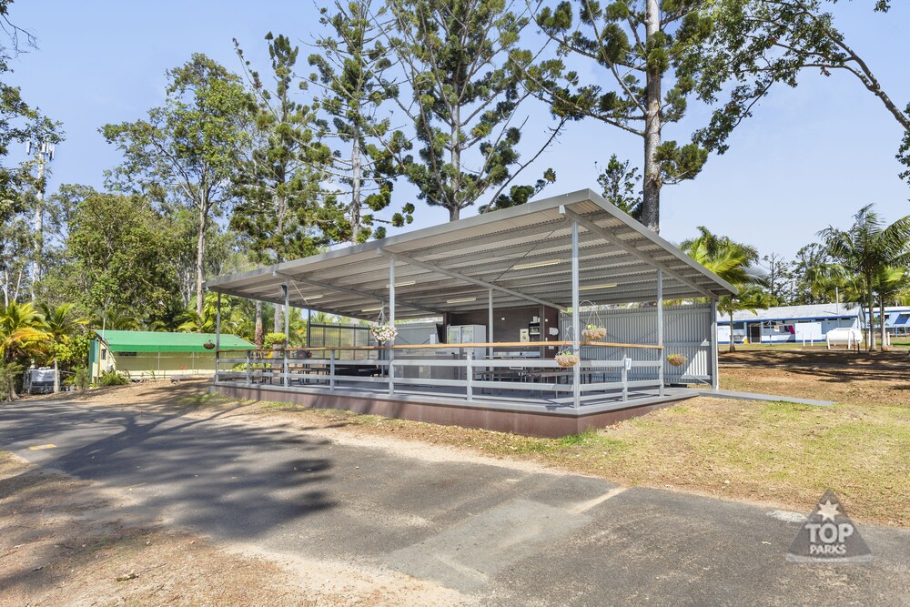 Outdoor banquet area, Lake Tinaroo Holiday Park